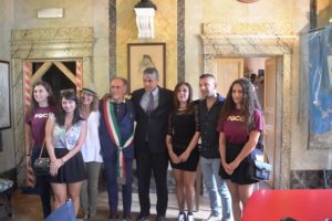 Evento Aurora: Foto di gruppo al comune di Campello sul Clitunno con il rappresentante dell'Ambasciata di Cuba