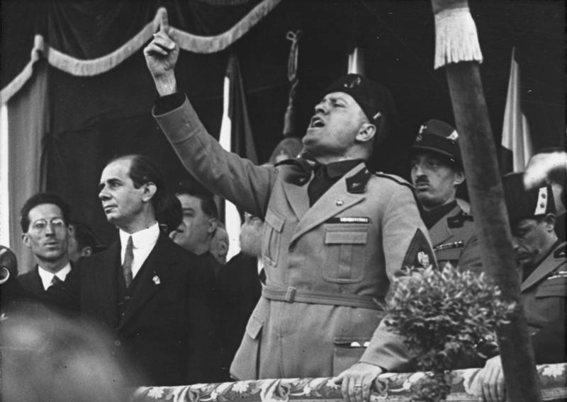 Mussolini durante un discorso pubblico.