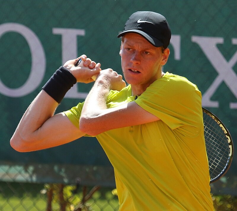 Jannik Sinner gioca a tennis